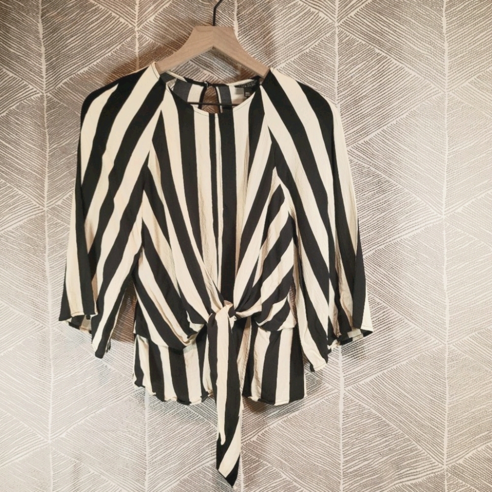 Top Shop Black White Wide Stripe Tie Front 3/4 Sleeve Lughtweight Blouse